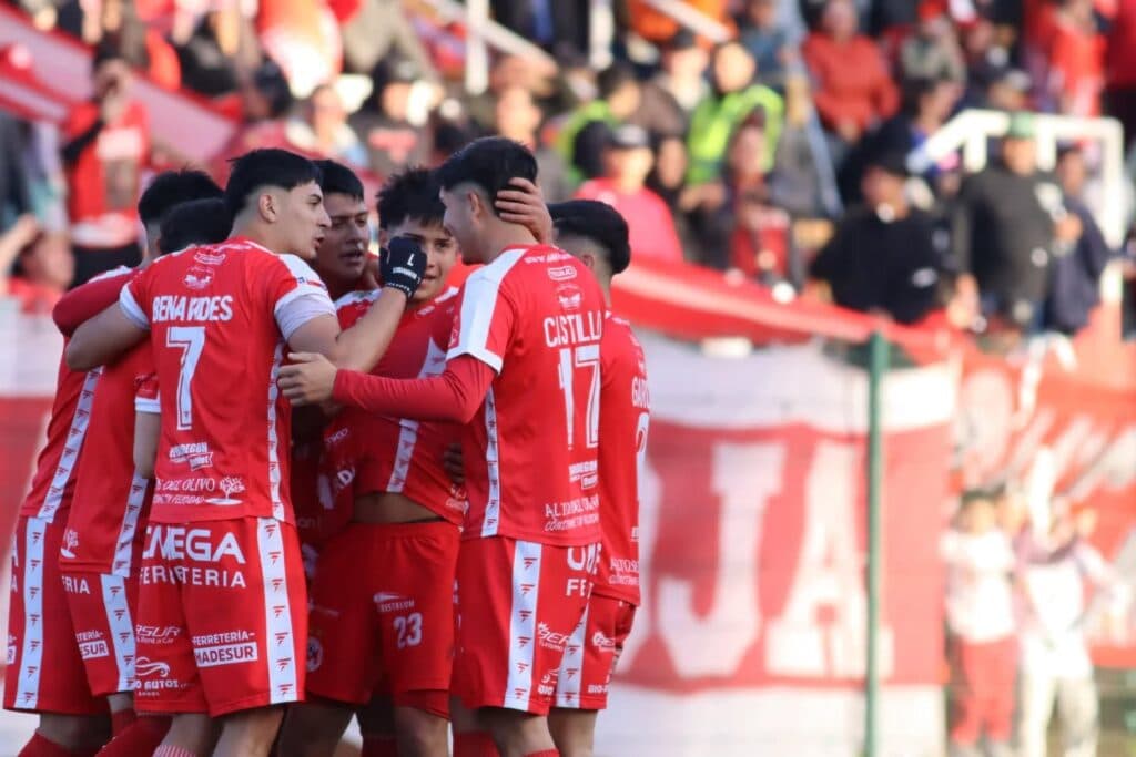 Malleco Unido Golea a Quintero Unido y Se Mantiene Líder Absoluto de la Tercera